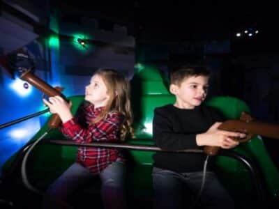 Kinderbahn im Legoland Discovery Centre Kinder mit Laserpistolen