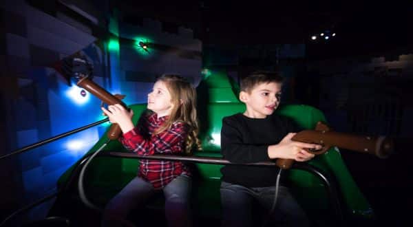 Kinderbahn im Legoland Discovery Centre Kinder mit Laserpistolen