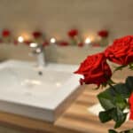 Badezimmer Juniorsuite Nahaufnahme mit roten Rosen