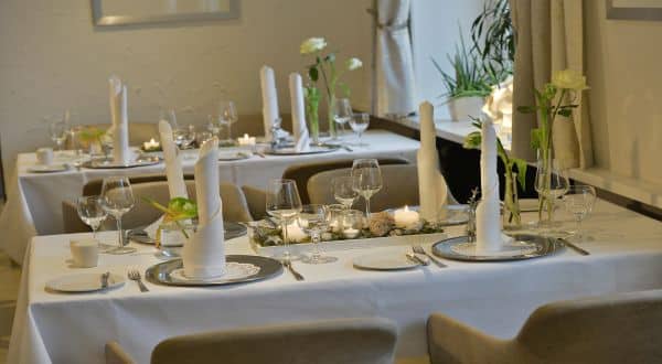 Tische eingedeckt im Restaurant Parkhotel Oberhausen in weiß und natur