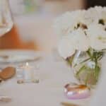 Nahaufnahme Tisch im Restaurant schön eingedeckt mit weißen Blumen, Teelicht
