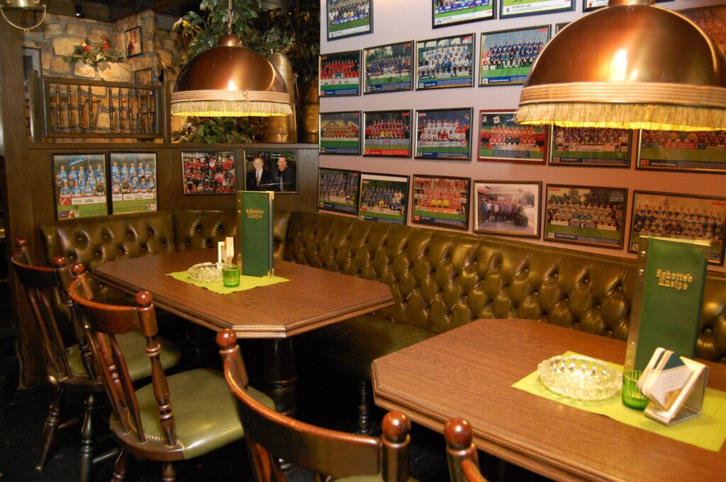 Schottes Kneipe Sitzecke mit vielen alten Fußballbildern Bundesliga