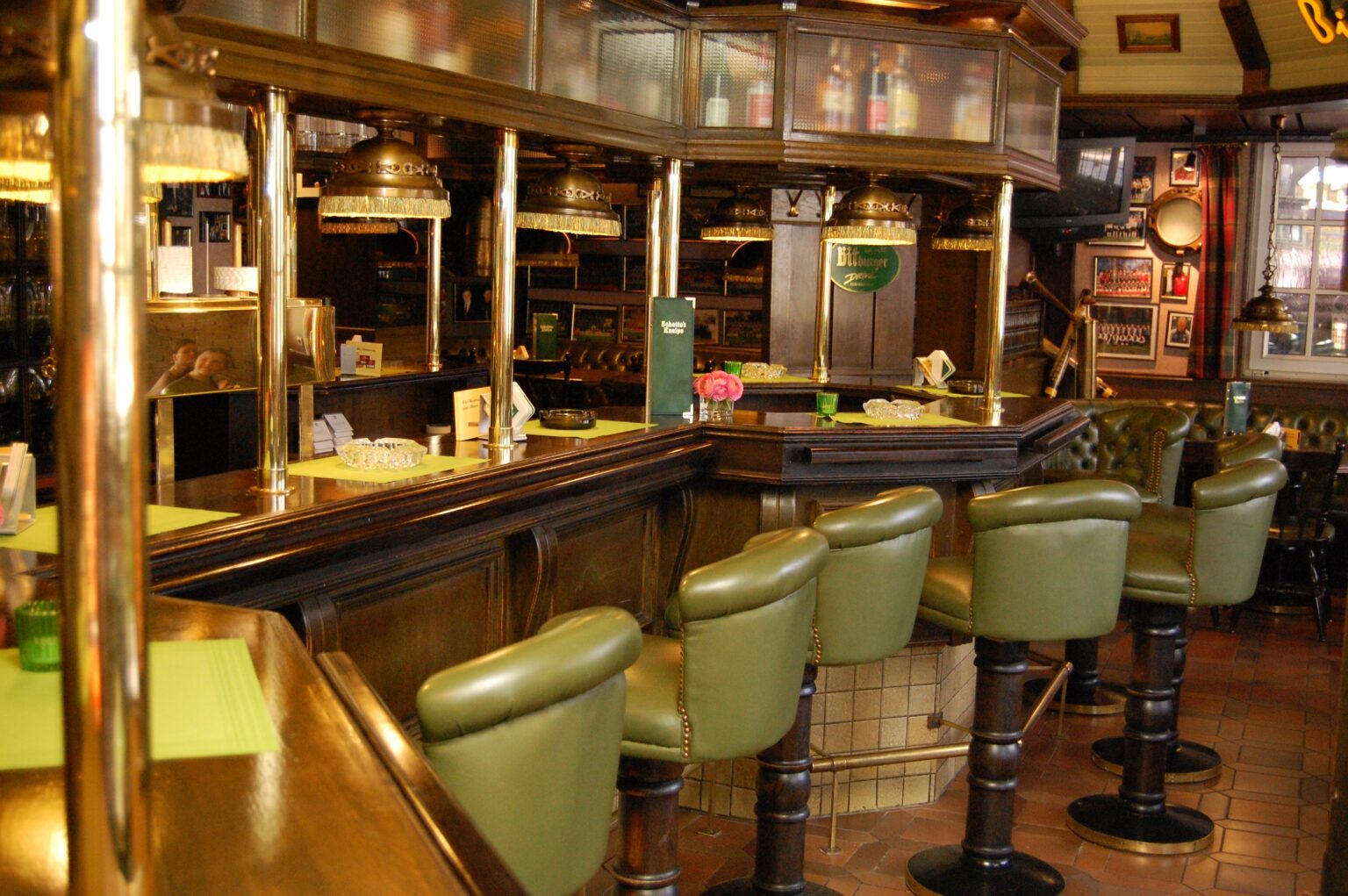 Schottes Kneipe Stühle an der Theke