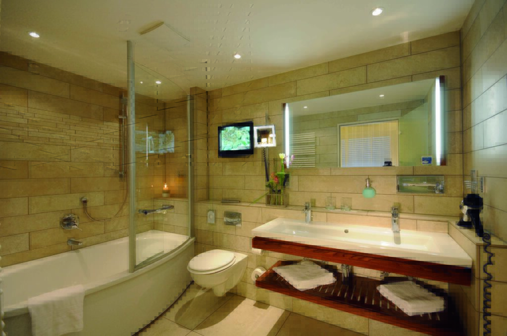 Badezimmer Deluxezimmer Parkhotel Oberhausen mit Blick auf Badewanne und Waschbecken