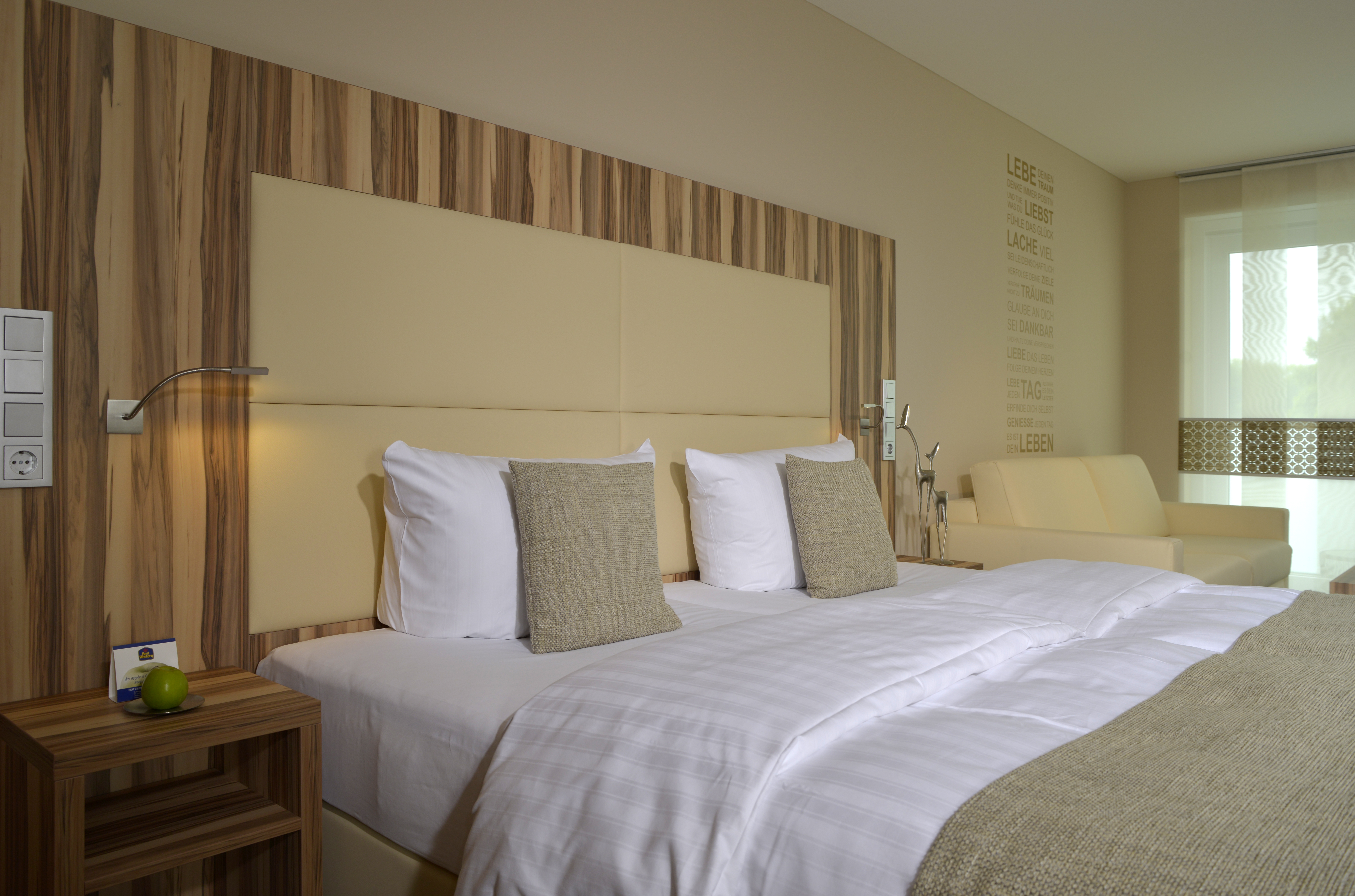 Juniorsuite Nahaufnahme Ansicht auf das Bett in beige und braunt&ouml;nen