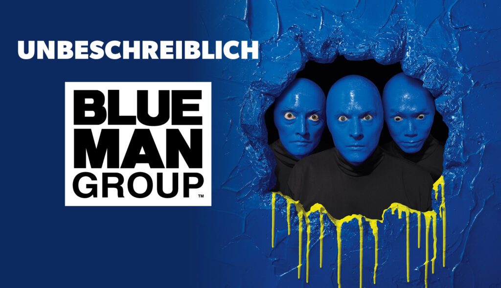 Blue Man Group Plakat in bleu mit 3 blauen Männern und Schrift