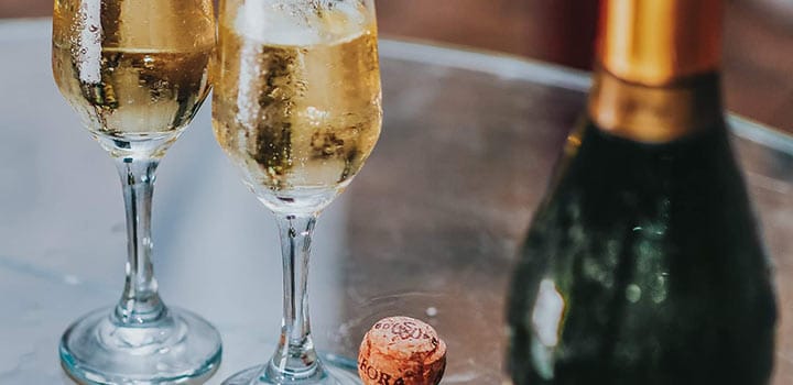 Sektempfang: wahlweise mit Beeren und Cassislikör oder auch Aperol, Bellini und Hugo-Cocktail