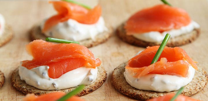 Canapés: Zum Empfang mit Rauchlachs, Garnelen, Camembert, Parmaschinken, geräucherter Entenbrust, Ziegenkäse, ...