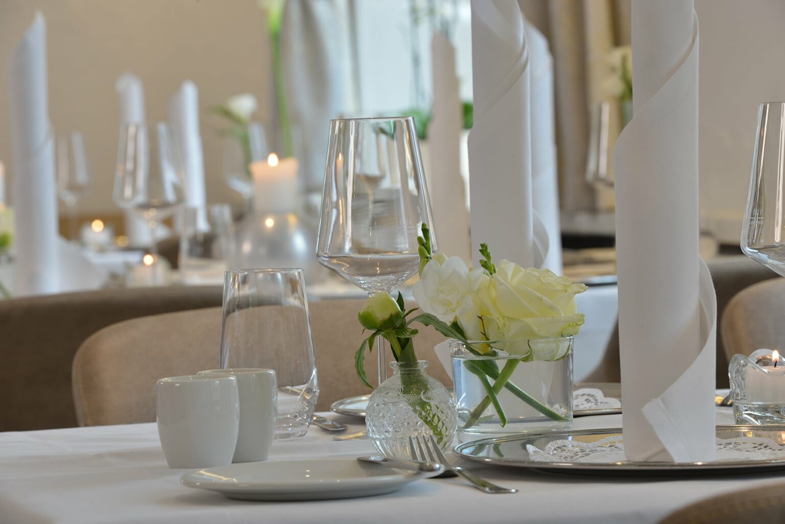 Nahaufnahme eingedeckter Tisch im Restaurant Parkhotel Oberhausen mit weißer Dekoration