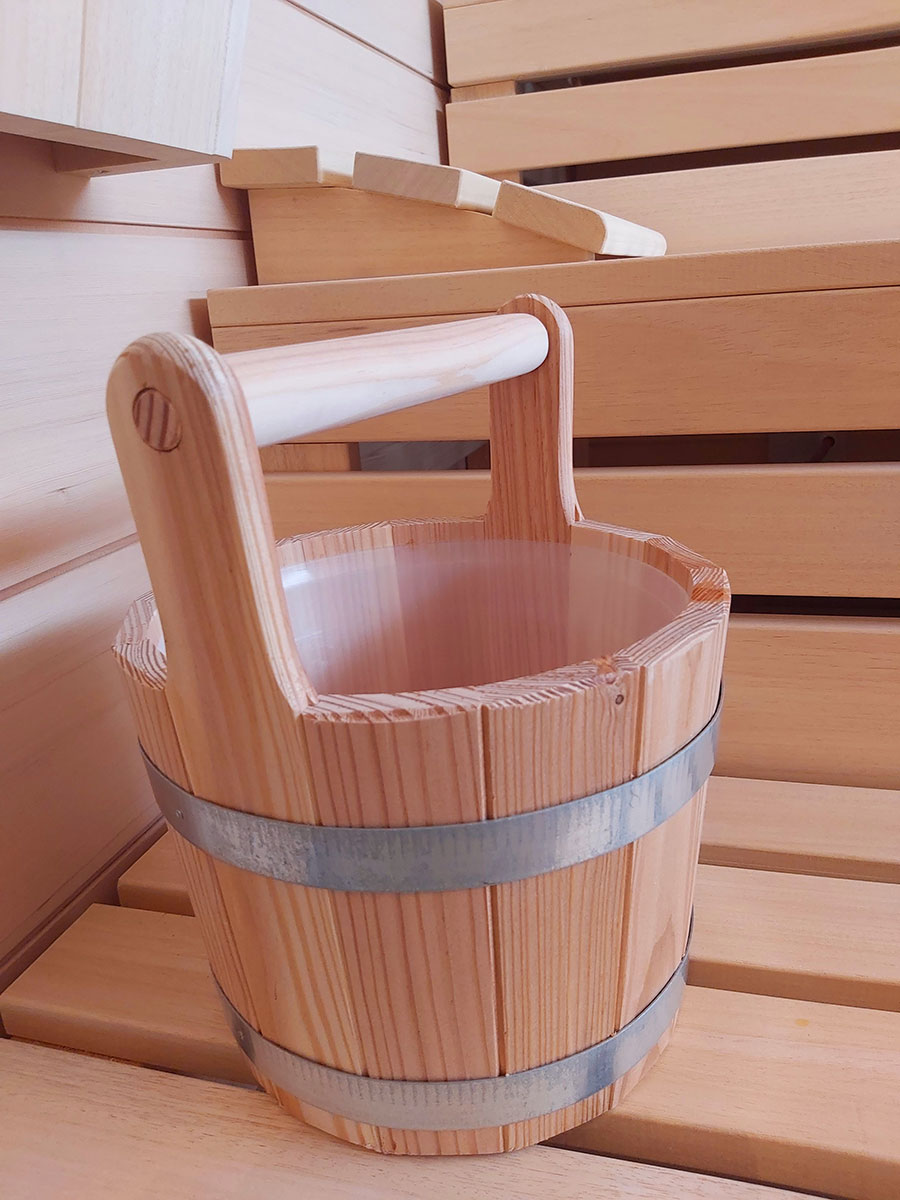 Holzeimer für Saunaaufguss stehend in der Sauna Nahaufnahme
